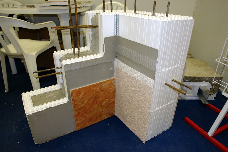 Образец пеностирольного блока несъемной опалубки залитый бетоном,  усиленный арматурой и декоративной отделкой